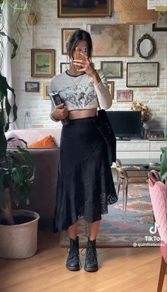 Grunge Romance Fashion, Fashion Inspo Outfits Witchy, Black Romantic Outfit, Vintage Witch Aesthetic Outfit, Berlin Fashion Summer, Witchy Spring Outfits, Dark Witch Aesthetic Outfit, Witchy Outfits Casual, Dark Academia Fall Aesthetic