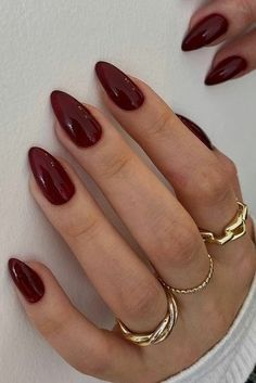 Acrylic Nails Almond Burgundy, Burgundy Oval Nails, Burgundy Nail Almond, Uñas Old Money, Nails Bordeaux Gel, Dark Bordeaux Nails, Oval Dark Red Nails, Auburn Nails, Nails Bordeaux Art