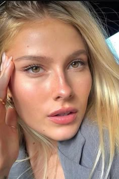 glowy skin, glowy makeup look, aesthetic makeup look Natural Dewy Makeup, No Make Up Make Up Look, Clean Girl Makeup, Sunkissed Makeup, Korean Glass Skin, Natural Glowy Makeup, Formal Makeup, Dewy Makeup, Winter Color