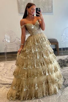 Go classic with strapless sweetheart dresses that offer a timeless, flirty silhouette! 💖✨ Prom Dress With Ruffles, Glitter Prom Dress, Chiffon Wedding Dress Beach, Prom Dresses Off The Shoulder, Sequin Ball Gown, Prom Dresses Elegant, Evening Party Gowns, Lace Prom Dress, Dress With Ruffles