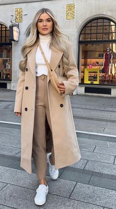 Long Trench Coat Outfit, Beige Coat Outfit, March Outfits, Camel Coat Outfit, Winter Coat Outfits, Look Legging, Trench Coat Outfit, Outfit Street, Oversized Sweater Women