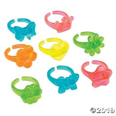 six different colored plastic rings with bows on each one and an attached ring at the top