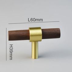 an image of a wooden handle on a white surface with measurements for the length and width