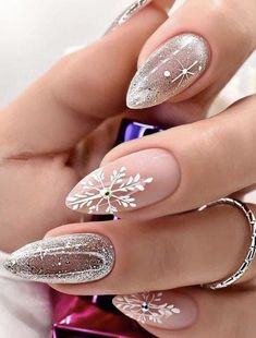 Snow Flakes Nail Design, Snow Flake Nail Art, Unghie Sfumate, Red Christmas Nails, Holiday Nail Designs, Christmas Nails Easy