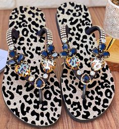 Luxury flip flops made luxury crystals Handmade and can also be customized Available in size 5/6-11/12 Orders take approximately 4-6 weeks for delivery Designer Flip Flops, Diy Shoes, Luxury Design, Flip Flops, Boutique