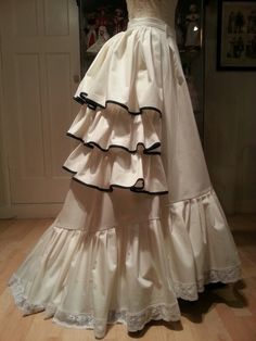 Victorian bustle and petticoat ca. 1873 reproduction. Made by Angela Mombers Victorian Skirt, 1870s Fashion, 1800s Fashion, Frou Frou, Afrikaanse Mode, Old Dresses, Period Outfit