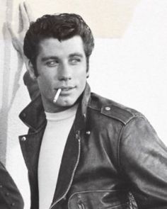 John Travolta 80s, Danny Zucco, John Travolta 70s, Young John Travolta, Danny From Grease, Greaser Hairstyles, Danny Zuko Grease, 80s Outfits Men