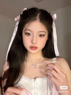 Douyin Ribbon Hairstyle, White Ribbon Hairstyle, Douyin Hairstyles, Douyin Hair, Douyin Hairstyle, Ribbon Makeup, Coquette Hairstyles, Makeup Ala Korea, Coquette Hair