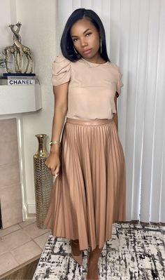 Pleated Midi Skirt Outfit, Grown Style, Sunday Church Outfits, Pleated Skirt Outfit, Worker Bee, 150 Pounds, Leather Pleated Skirt, Cute Modest Outfits, Stylish Work Attire