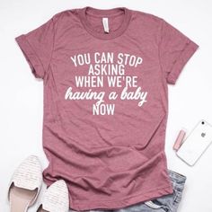 a t - shirt that says, this is what a cool aunt looks like on it