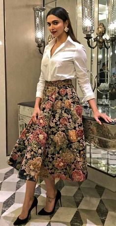 How to Dress When Meeting a Guy for Arranged Marriage Skirt Tulle, Long Skirt Outfits, Salwar Kamiz, Designer Party Wear Dresses, Stylish Party Dresses, Party Wear Indian Dresses, Dress Indian Style, Stylish Dress Book