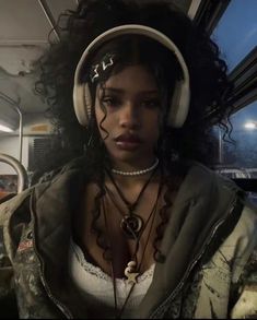 Wearing Headphones, 일본 패션, Hair Reference, Pose Reference Photo, Attractive People, 가을 패션, Aaliyah, Aesthetic Hair, Pretty Hairstyles