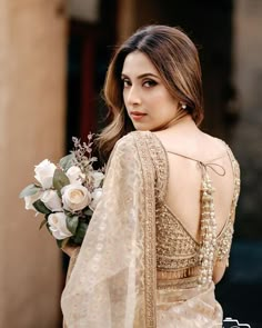 Back Side Blouse Design, Blouse Designs Latest Back Side, Blouse Designs Back Side, Alia Dress, Blouse Back Designs, Modern Blouse Designs, Cream Saree, Lengha Blouse Designs, Pori Moni