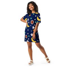 Looking for a comfortable and stylish t-shirt dress that's out of this world? Look no further than this Solar System-themed dress! Made from a smooth and stretchy blend of 96% polyester and 4% spandex, this dress is as comfortable as it is eye-catching. Also, this dress has a luxurious feel that you're sure to love. The lowered armhole and widened sleeve give it a trendy drop-shoulder look, while the oversize fit ensures maximum comfort. Whether you're a science teacher or just a lover of all th Magic School Bus Costume, School Bus Costume, Character Day, Book Character Day, Ms Frizzle, Womens T Shirt Dress, Magic School Bus, Book Character, Magic School