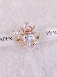 Introducing our enchanting Angel Collection | Little Fairy Baroque Pearl Necklace Pendant, where whimsy meets elegance. This unique pendant features a large Baroque pearl adorned with a charming little fairy design, adding a touch of playful sophistication to your necklace. Each pendant is meticulously crafted to capture the spirit of imagination and beauty. Varieties: A. Bee fairy with hat (Pearl: 2.5cm H x 1.5cm W) B. On my head (Main Pearl: 2.5cm H x 1.5cm W) C. Cat fairy with hat (Pearl: 2.5cm H x 1.75cm W) D. Fairy with star (Pearl: 2cm H x 1.5cm W) Notes: -Photos are taken in various natural sunlight conditions without any filters. The pearl color is white with a hint of warm pink. -Options A, B, C and D include only the pendant. To add a necklace chain, please select Option E, which Whimsical Pearl Charm Jewelry As Gift, Whimsical Pearl Charm Jewelry For Gifts, Whimsical White Jewelry With Pearl Charm, Whimsical White Pearl Jewelry, Gold Pearl Brooch Jewelry, White Pearl Brooches For Party, White Pearl Party Brooches, Bee Fairy, Jewelry Angel