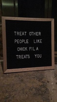 a sign that says treat other people like chick fill a treats you