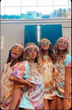 59+ Killer Halloween Costumes for Teens: The Girls on Trend This Year #halloween #halloweenparty #halloweencostume Tie Dye Theme Football Game, Simple Preppy Halloween Costumes, Preppy Group Costumes, Eras Halloween Costumes, Cute Girl Group Halloween Costumes, Hippy Costume Halloween, Halloween Ideas For 4, 70s Outfits Spirit Week, Preppy Halloween Costume For 2