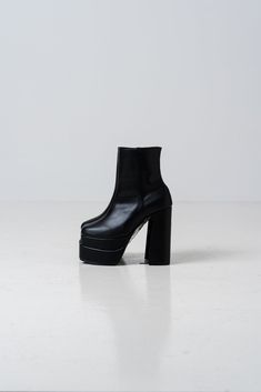 *This model has immediate shipping.

 High-heeled ankle boot with double platform. Square toe finish. Zip closure on the inside of the boot.

The double platform and the square heel are the latest trend, the square shape of the toe, the height and its platform will help your silhouette to lengthen and look incredible. Also, having a break of only 7 cm they are super comfortable.

Front platform: 8 cm

heel: 15cm

Break: 7 cm Wedge Espadrilles, Platform Espadrilles, High Heel Boots Ankle, Latest Trend, Espadrille Sandals, The Square, Flat Espadrilles, The Double, Espadrilles Wedges