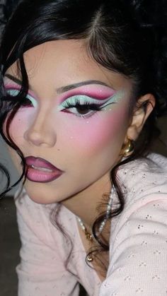 Sag Rising Makeup, 80s Style Makeup, Ombre Eyeshadow Looks, Pink And Green Eyeshadow Looks, Melanie Martinez Makeup Looks, Unique Makeup Looks Creative, Green And Pink Eyeshadow, Makeup Inspo Colorful, Pink And Green Makeup