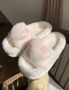 Fluffy Shoes, Preppy Bedroom, Heart Plush, Desain Buklet, Bedroom Slippers, Cute Slippers, Heart Decor, Home Slippers