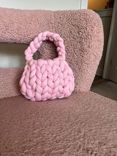 "Handmade Bubble Gum Puffer Bag🍬 The sweetest pop of pink for the spring/ summer Made from soft cotton yarn☁️ more coarse than the polyester yarn and pile resistant Fits the necessities 10\" wide x 6\" tall Made by me 😇" Brown Puffer, Paper Bag Design, Cute Mask, Quilted Tote Bags, Yarn Bag, Quilted Totes, Chewing Gum, Polyester Yarn, Large Tote Bag