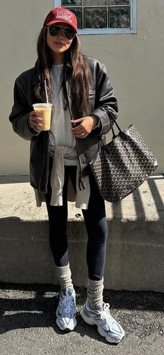 Street Style 2024 Spring Balance Outfit, Airplane Style, Outfit Sporty, Designer Aesthetic, Gymwear Outfits, New Balance Outfit, Cold Weather Fashion, Sports Mom, Sporty Outfits