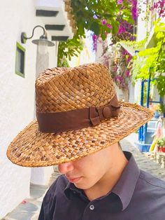 Natural straw fedora hat with large brim in brown color, resistant and very ventilated, ideal for sunny days Finished with a good quality ribbon of brown grosgrain 4 centimeters wide. With sun exposure this hat reflects beautiful shades of diferent browns. The measurements in centimeters are 36 x 34. Brim length 9.5. (These measurements may vary slightly depending on the size of the hat) The end of the brim is reinforced inside with a thin nylon wire to always have the hat in perfect condition. Straw Hat Men, Mens Straw Hats, Mens Fedora, Hat Fedora, Womens Fedora, Black Fedora, Straw Fedora Hat, Fedora Hat Women, Straw Fedora