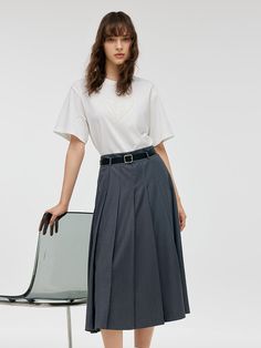 -With belt -A-line fit -Casual wear The A-line fit of the skirt is flattering and timeless, complemented by a belt that accentuates the waist, enhancing the outfit's structured appearance. This skirt is versatile and it's a suitable choice for various settings. The combination of a casual top and a more formal skirt creates a stylish look suitable for diverse occasions.A-Line Women Pleated Skirt With BeltGoodsNo: 1C8J2B160• Fit Type: Fit• Elastic: Non-elastic• Thickness: ModerateMaterialsShell: A Line Midi Skirt Outfit, Skirt Formal Outfit, Formal Midi Skirt, Midi Rock Outfit, Pleated Skirt With Belt, Womens Pleated Skirt, Modern Cheongsam, Midi Skirt Outfit, Skirt With Belt