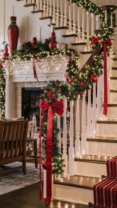 Decorated Stairs, Bday Aesthetics, Red And White Christmas Decor, White Christmas Decor Ideas, Ideas Decoracion Navidad, Outdoor Christmas Decoration Ideas, Christmas Staircase, Christmas Stories, Christmas Dreaming