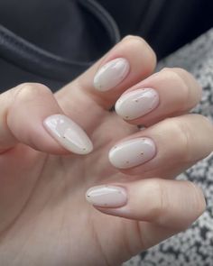 Nail Korean Style Minimal, Neutral Christmas Nails Simple, Small Nails Ideas, Neutral Sparkle Nails, Classy Gold Nails, Display Clothes, Fresh Nails, Sophisticated Nails, Bride Party