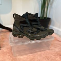 Nike Womens Air Vapormax Light Ii 2 Cargo Khaki/Black Size 8.5 In Great Condition Sporty Cushioned Boots For Streetwear, Sporty Boots With Cushioned Footbed For Streetwear, Sporty Streetwear Boots With Cushioned Footbed, Nike Sporty Outdoor Boots, Sporty Nike Outdoor Boots, Nike Sports Boots With Vibram Sole, Sporty Green Boots With Vibram Sole, Nike Casual Sports Boots, Sporty Nike Boots With Vibram Sole