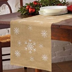 Includes: 1x linen table flag [QUALITY MATERIAL]:Our tablecloth is made of durable linen, soft and durable, protects the table surface from hot pans, scratches and spills. In addition, it doesn't shrink or fade and it's machine washable, making it a great investment. [SPRING DESIGN] Bring spring into your home with our exquisitely detailed decorative tablecloths that are sure to brighten any room. Our tablecloths are designed by professionals and are available in a variety of sizes and colors. T Bungalow Ideas, Burlap Runners, Dining Table Cloth, Sewing Tricks, Burlap Table, Neutral Christmas, Christmas Lunch, Printing On Burlap, Burlap Table Runners