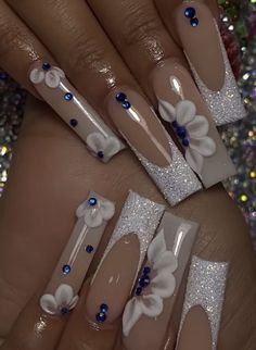 Trendy Acrylic Nails With Gems, White Designed Acrylic Nails, Acrylic Nails With 3d Flowers And Diamonds, White And Blue Birthday Nails, Nails Acrylic Designs Gems, White Nails Quinceanera, White Acrylic Nails Medium Length Design, Quince Nails White And Silver, Nails For A Quinceanera