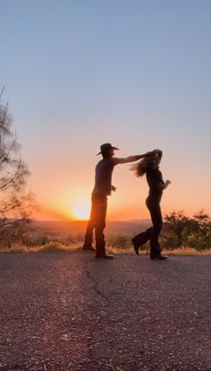 Country Relationships Pictures, Muddy Couple Pictures, Boyfriend And Girlfriend Pictures Western, Country Wife Aesthetic, Cowgirl Aethstetic, Country Married Couple, Ranch Life Aesthetic Couple, Country Couple Aesthetic Wallpaper, Southern Relationship Goals