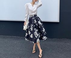 Black Floral Skirt Outfit, Winter Midi Skirt Outfit, Floral Skirt Outfit, Midi Skirt Winter, Floral Skirt Outfits, Black Floral Skirt, Clothing Studio, Midi Skirt Outfit, Formal Skirt