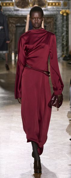 Victoria Beckham Fall-winter 2024-2025 - Ready-to-Wear - https://www.orientpalms.com/Victoria-Beckham-9342 - ©Launchmetrics Aw 2024, Knitted Dresses, Corporate Outfits, Winter 2024, Victoria Beckham, Autumn Summer, Knit Dress, Ready To Wear, Fall Winter