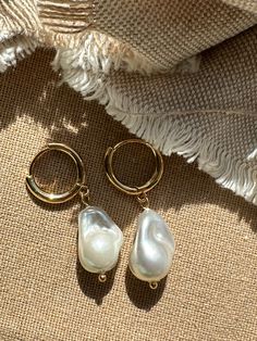 Beautiful earrings with freshwater pearls. Because the pearl is a natural freshwater pearl, there are no two pearls with the exact same shape. The gold hoop earrings add to her elegant look and the earrings go perfectly with an elegant outfit, but can also be worn every day. What makes our jewelry special? 🌊 The high-quality, gold-plated stainless steel makes the jewelry waterproof ✨ No discoloration, no green edges 🌿 Allergy friendly 🫀 Each piece of jewelry is selected with love and lovingly Wedding Jewelry Ideas For Bride Pearls, 14k Gold Filled Pearl Drop Earrings For Anniversary, Anniversary 14k Gold Filled Pearl Drop Earrings, Gold Teardrop Pearl Earrings For Gift, Gold Teardrop Pearl Earrings As A Gift, Pearl White Teardrop Pearl Chain Earrings, Teardrop Pearl Chain Earrings In Pearl White, Everyday Pearl Drop Jewelry, Teardrop Pearl White Earrings With Pearl Chain