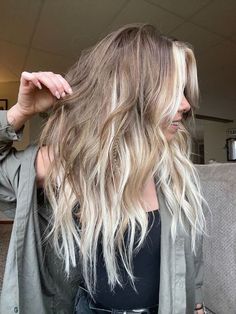 Best Money Piece Hair, Two Toned Hair Underneath Blonde, Post Breakup Hair, Blonde Perimeter Hair, Blonde Tipped Hair, 2023 Hair Inspiration, Light Brown And Platinum Hair, Natural Blonde Hair Ideas, Contrast Blonde Hair