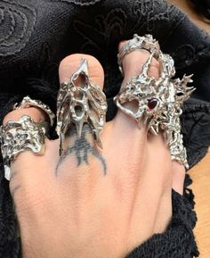 #chrome #rings #trendy Jewels Diy, Jewelry Design Drawing, Easy Diy Gifts, Metal Clay Jewelry, Jewelry Accessories Ideas, Hand Jewelry, Skull Ring