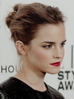 Emma Watson Hairstyle, Classic Makeup Looks, Wedding Hairstyles And Makeup, Best Wedding Makeup, Red Carpet Hair, Classic Makeup, Fest Outfits, Lax Airport, Red Lip Makeup