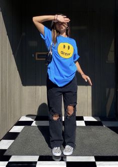 Oversized Shirt Pose Ideas, Oversized Tshirt Picture Ideas, Sweetwear Outfit, Oversized Tshirt Pose Ideas, Basic Streetwear Outfit, Oversized 90s Inspired Streetwear T-shirt, Oversized Cropped T-shirt For Streetwear, Pakaian Hipster, Tomboy Outfit