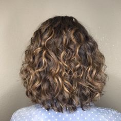 Short Perm, Perfect Curly Hair, Natural Curly Hair Cuts, Highlights Curly Hair, Layered Curly Hair, Medium Curls, Curly Hair Photos, Caramel Balayage, Colored Curly Hair