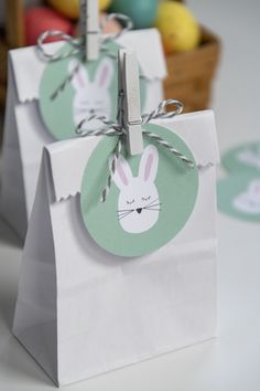 Easter Bunny Free Printable Gift Tags. DIY Easter treat bags to fill with candy. #easterprintables #eastergifttags #freeprintables #easterfavors Easter Treat Bags For Church, How To Make Goodie Bags Diy, Easter Brown Bag Ideas, Easter Giveaway Ideas, Easter Gift Bags Diy, Easter Gift Wrapping Ideas, Easter Bags Ideas, Easter Package Ideas, Easter Bag Ideas