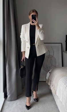 20+ Stunning Female Casual Office Outfits Perfect For 2024 12 Business Formal Outfit, White Blazer Outfits, Interview Outfits Women, Interview Attire, Look Formal