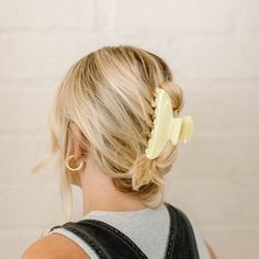 yellow clip in blonde hair Yellow Claw Clip, Yellow Claw, Claw Design, A Day At The Beach, Hair Back, Custom Gift Boxes, Claw Clips, Lilac Color, Day At The Beach