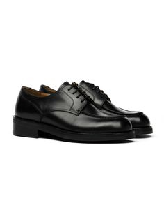 Composition : LeatherColor : cu933 keep blackCountry of Origin : Republic of Korea Classic Black Lace-up Shoes For Derby, Black Loafers With Round Toe For Derby, Black Dress Shoes With Rubber Sole For Work, Black Loafers With Contrast Sole For Business, Black Business Loafers With Contrast Sole, Black Oxfords With Contrast Sole For Work, Black Oxfords With Stitched Sole For Office, Black Lace-up Derby Shoes With Stitched Sole, Black Loafers With Contrast Sole