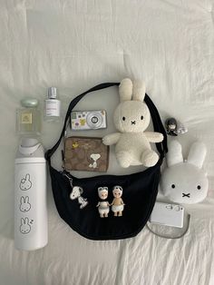 Everyday Bag Essentials, School Bag Essentials, Inside My Bag, Purse Essentials, Image Swag, Handbag Essentials, What In My Bag, Sonny Angel, Bags Aesthetic