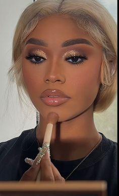 Eyeshadow Looks For Graduation, Black Female Makeup Looks, Simple Makeup Looks Gold, Gold Hoco Makeup Looks, Makeup Ideas For 21st Birthday, Baked Makeup Look, Apricot Makeup Look, Golden Birthday Black Women, 18th Makeup Looks