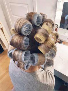 Diy Hair Styles, Hair Roller Set, Hair Roller Clips, Heatless Hair, Hair Roller, Heatless Hair Curlers, Fashion Patchwork, Blowout Hair, Vogue Beauty