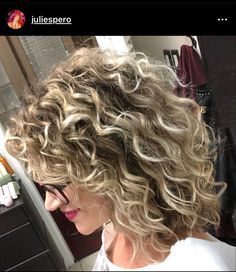 Shag Curls Medium Long, Curly Hair Lob Shoulder Length, Mid Length Curly Haircuts For Women, Natural Curly Hair White Women, Layered Medium Curly Hair Styles, Naturally Curly Lob Haircut, Best Layers For Curly Hair, Above Shoulder Curly Haircuts